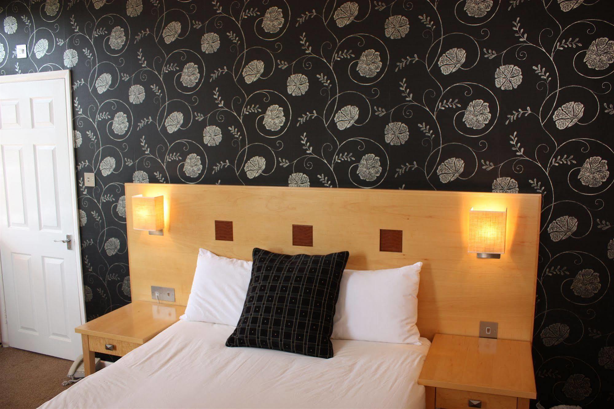 The Warwick Arms Hotel Exterior photo