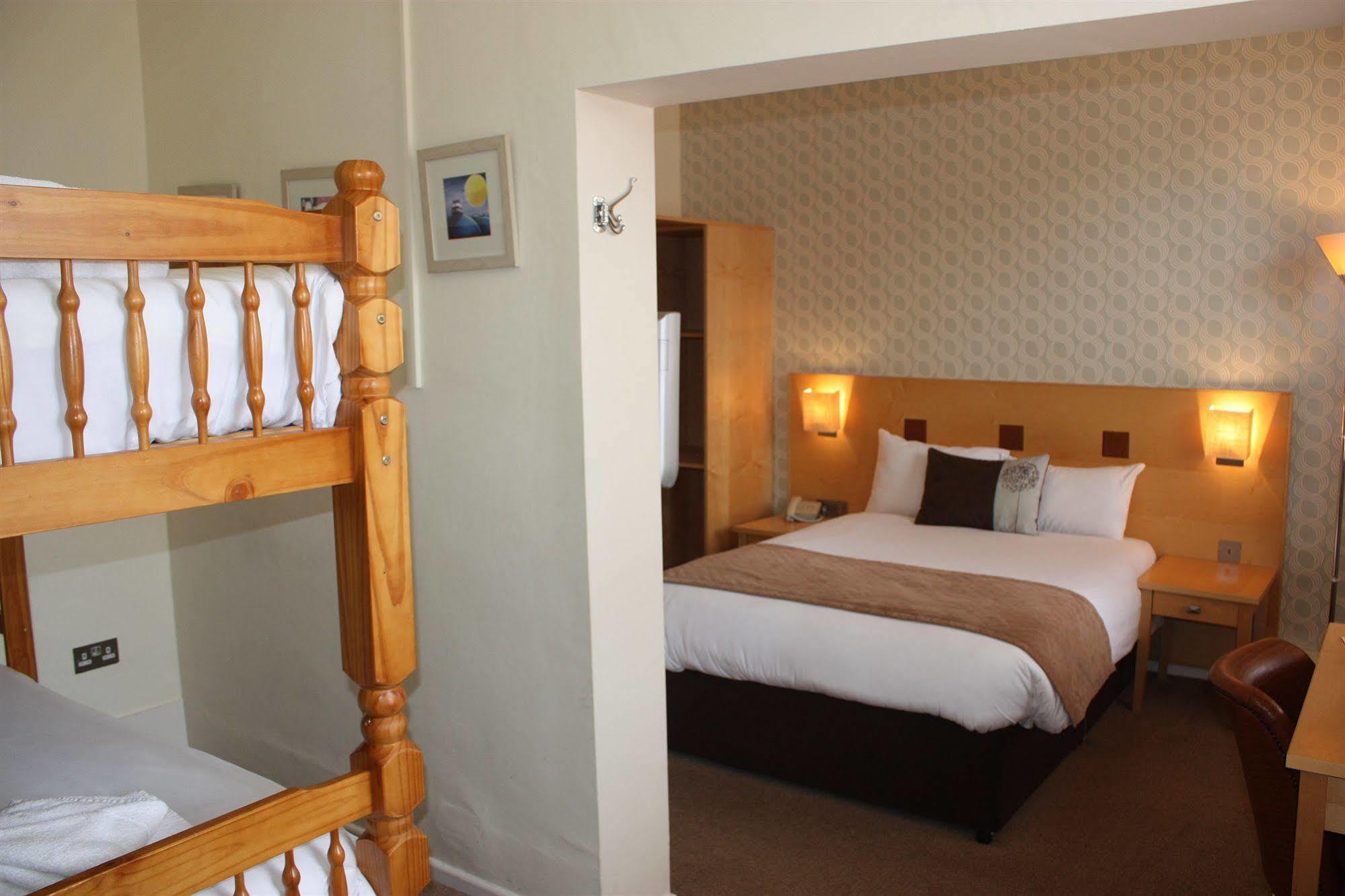 The Warwick Arms Hotel Exterior photo