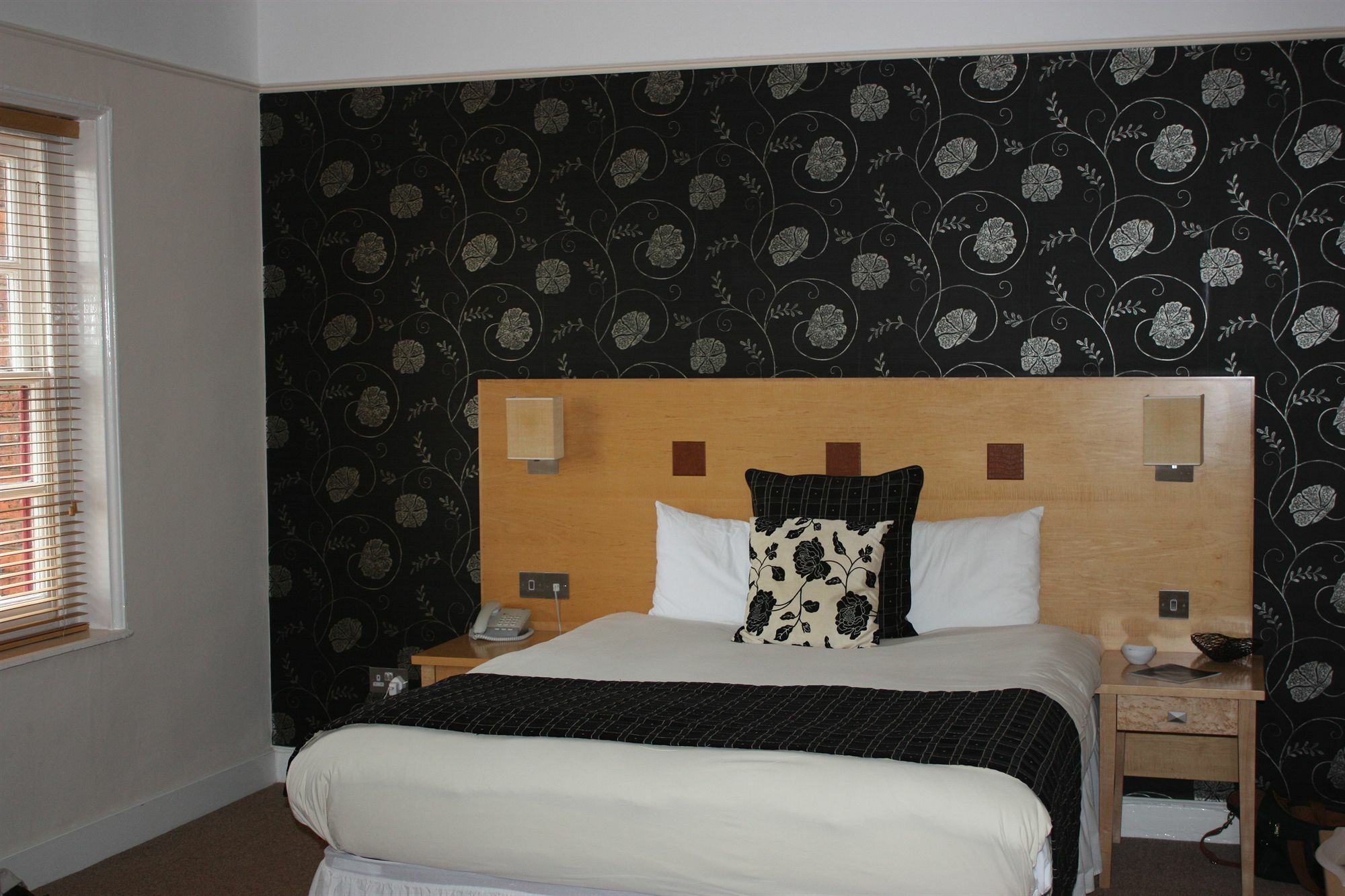 The Warwick Arms Hotel Exterior photo