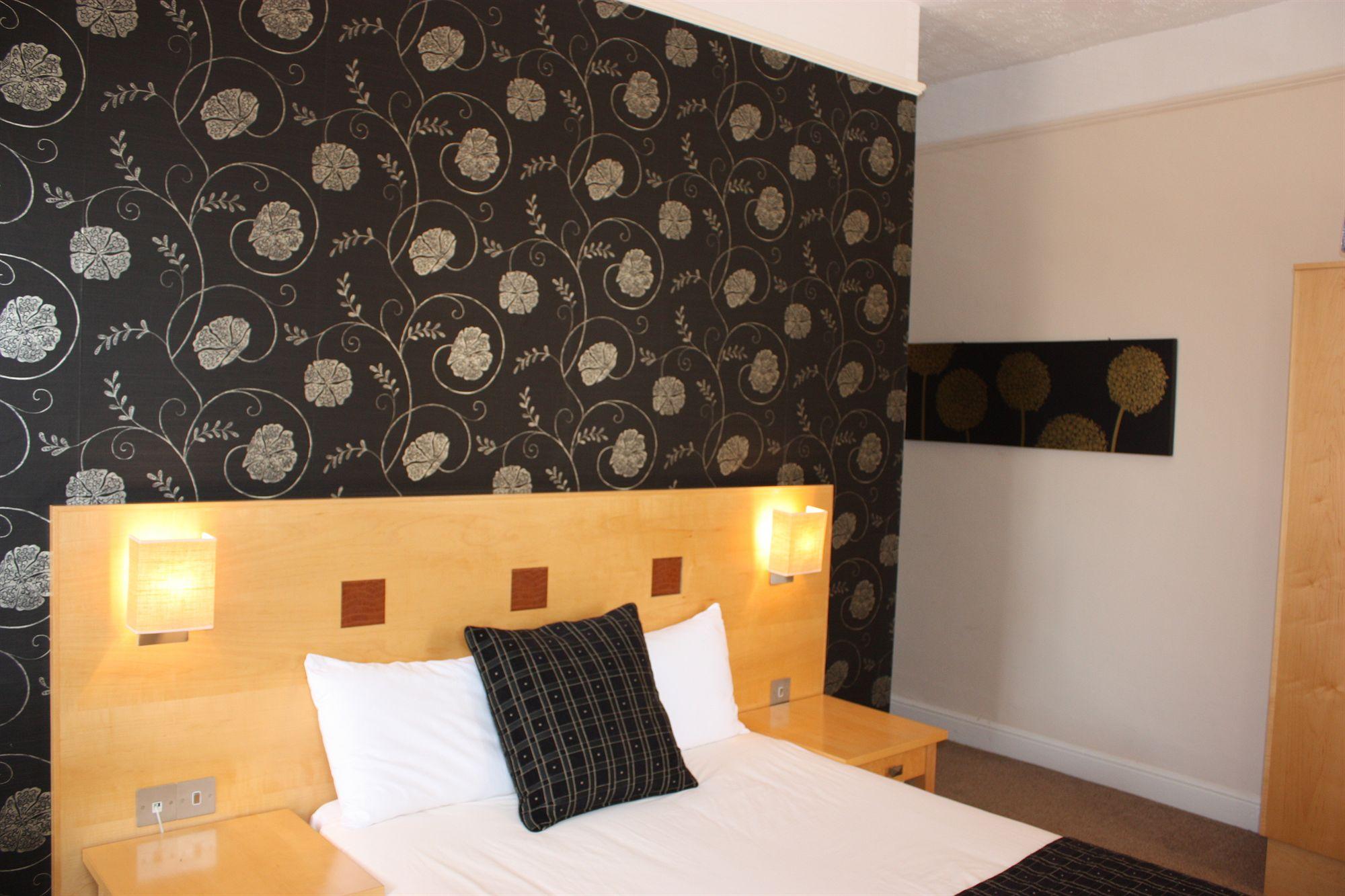 The Warwick Arms Hotel Exterior photo